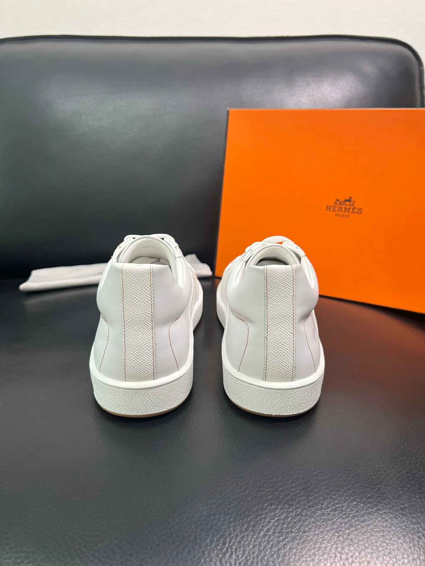 Men's shoes 💰700 Hermes Top Purchasing Agent Hermes counters are on sale at the same time with original factory configuration, original cowhide fabric imported from Italy, high-quality splicing technology, fully imported water-dyed cowhide lining, soles: original soles specially provided by the original factory are super comfortable, the original factory and single goods are of high quality, welcome to compare at the same time at the counter, code number 38-44 (customized 45 46) 85851